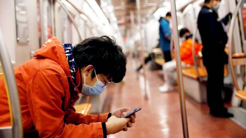 مع ارتفاع الإصابات بالفيروس.. هل ينتقل كورونا عبر أسطح الهواتف الذكية؟!