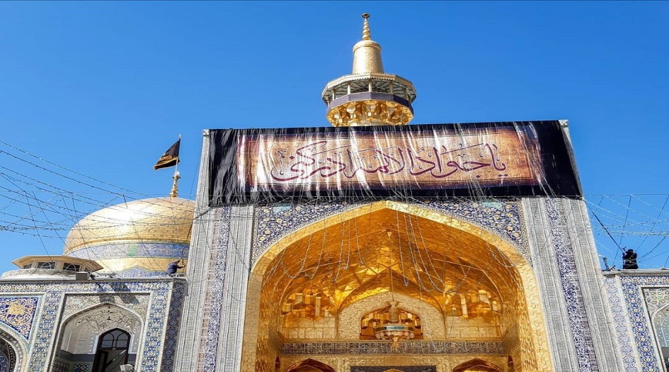  رفع راية الحداد على قبة الامام الرضا (ع) + صورة