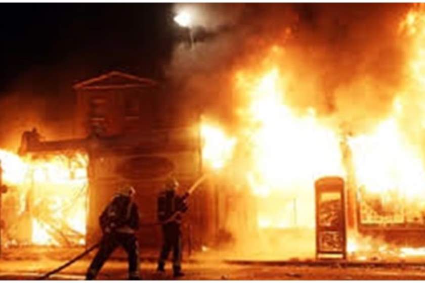 شاهد.. حريق ضخم في ’هوليوود’ والدفاع المدني العراقي يتدخل