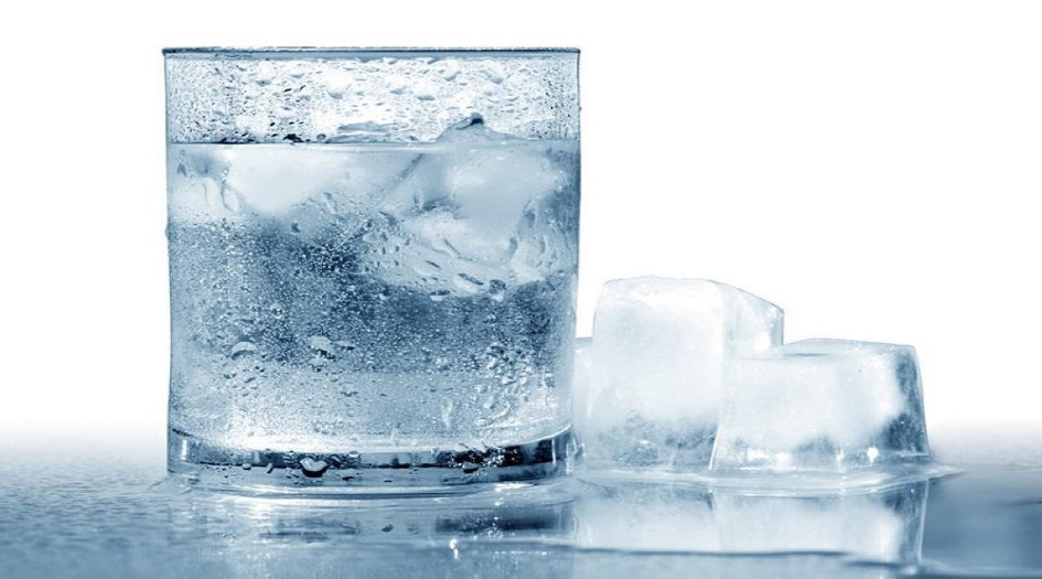 هل شرب الماء البارد ضار؟.. الأطباء يجيبون