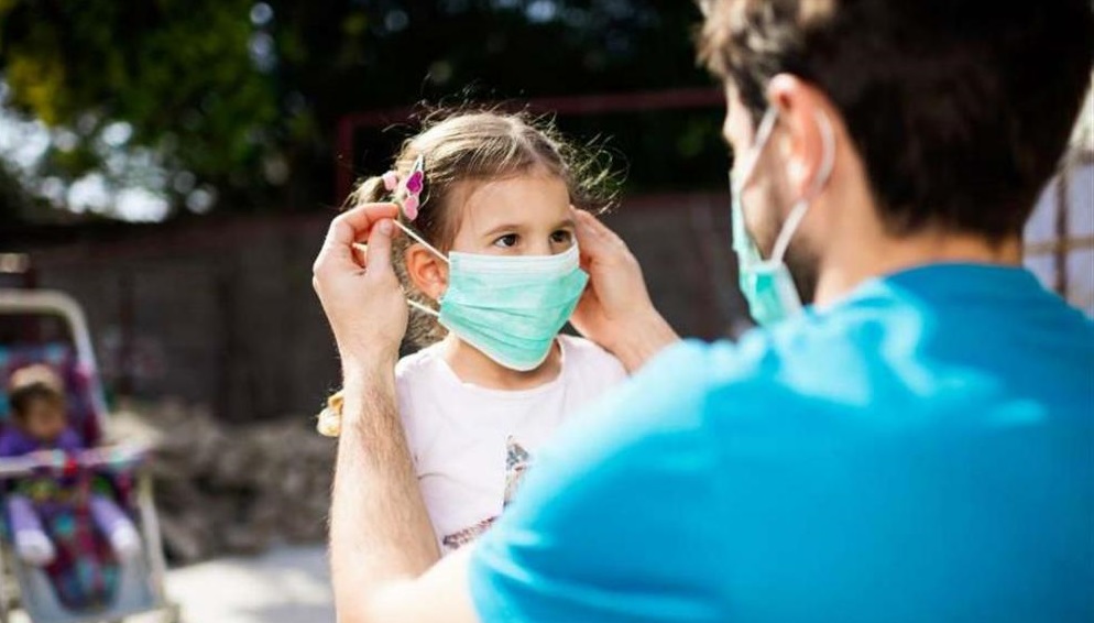 لهذا السبب لا يجب على الاطفال ارتداء الكمامة اطلاقاً