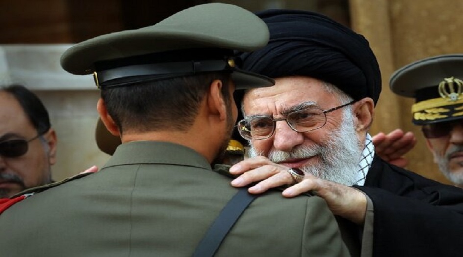 الامام الخامنئي يمنح جامعة "الإمام علي (ع)" راية ووسام "الوفاء"