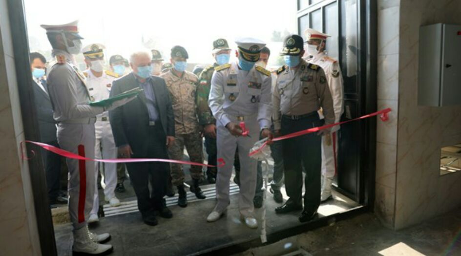 الجيش الايراني يزيح الستار عن أنظمة علاج متنقّلة ويفتتح ورشة إنتاج معقمات