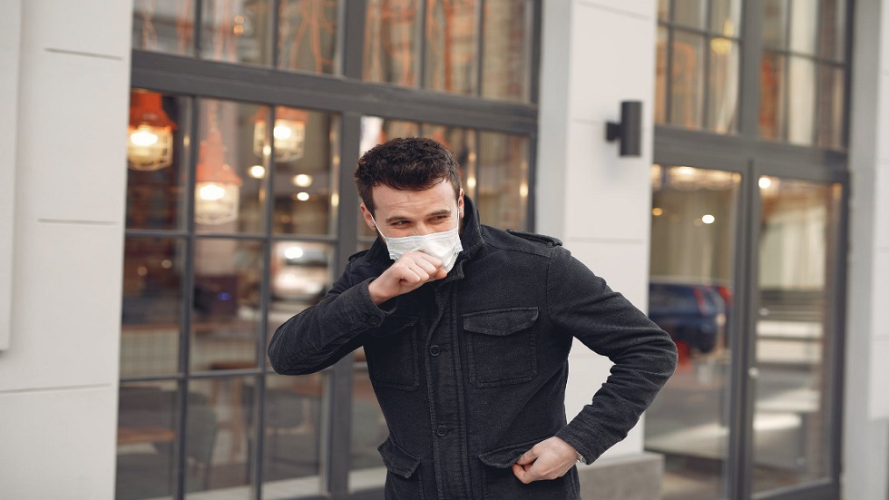 طريقة بسيطة تخبرك أن سعالك علامة على الإصابة بـ"كوفيد-19"!