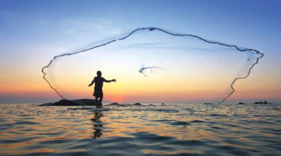 بالصورة... اصطياد مخلوق غريب الشكل يثير الرعب