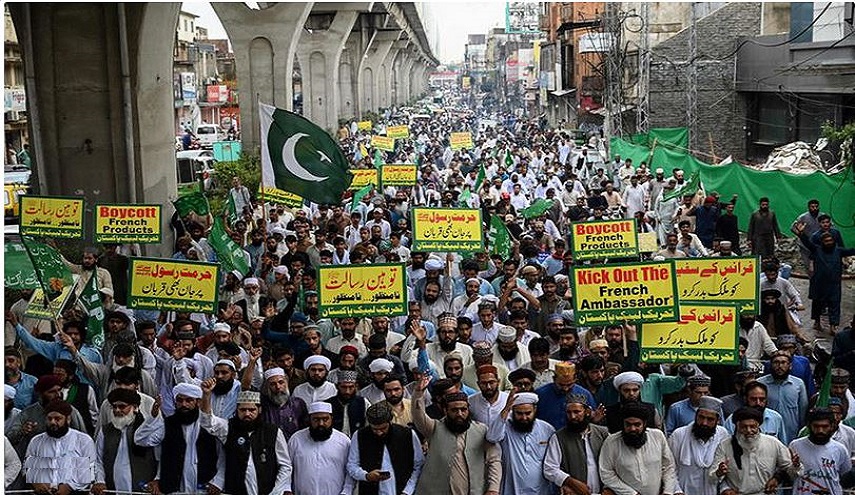 المظاهرات تعمّ باكستان إحتجاجاً على إساءة "شارلي إيبدو" للنبي الأكرم(ص)+ صور