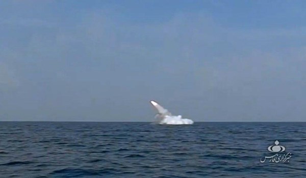 مناورات الجيش الايراني... اطلاق صاروخ كروز عمق- سطح من غواصة "غدير"
