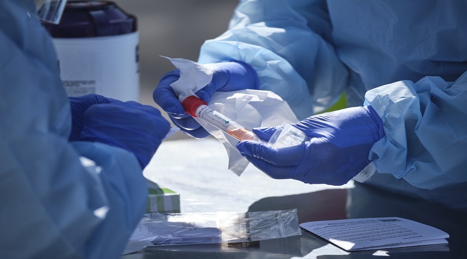 عالم فيروسات: البشرية وكوفيد سيعتادان على بعضهما البعض تدريجيا