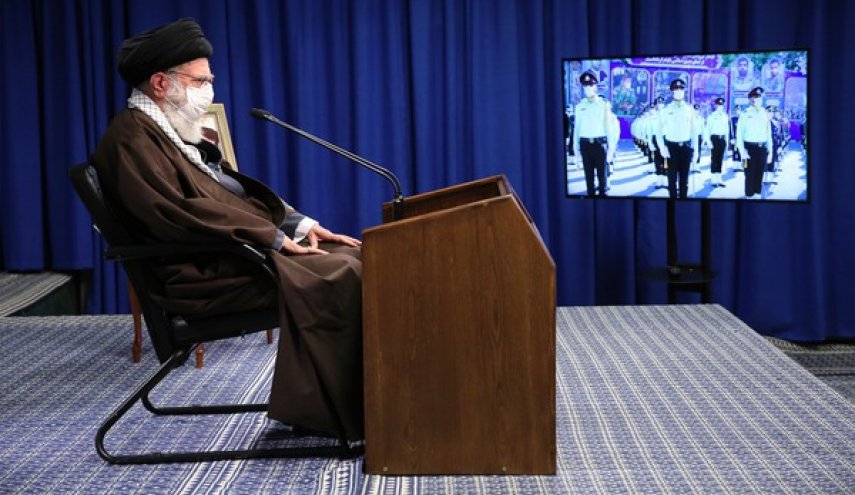 قائد الثورة الاسلامية يرعى مراسم تخريج دفعة لضباط القوات المسلحة