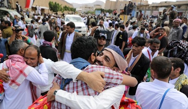 مئات الأسرى اليمنيين يتنفّسون الحرية بموجب صفقة تبادل مع قوى العدوان