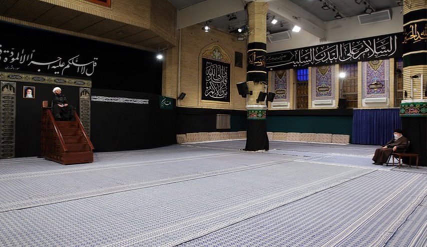 بالصور.. الامام الخامنئي يقيم مجلسا للعزاء بمصاب النبي الاعظم وسبطه (عليهما السلام)