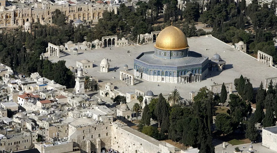 مقدسيون يطردون وفدًا إماراتيًّا تطبيعيًّا اقتحم المسجد الأقصى