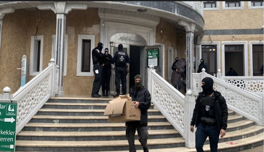 مسلمو ألمانيا يستنكرون دخول الشرطة مسجدا بالاحذية