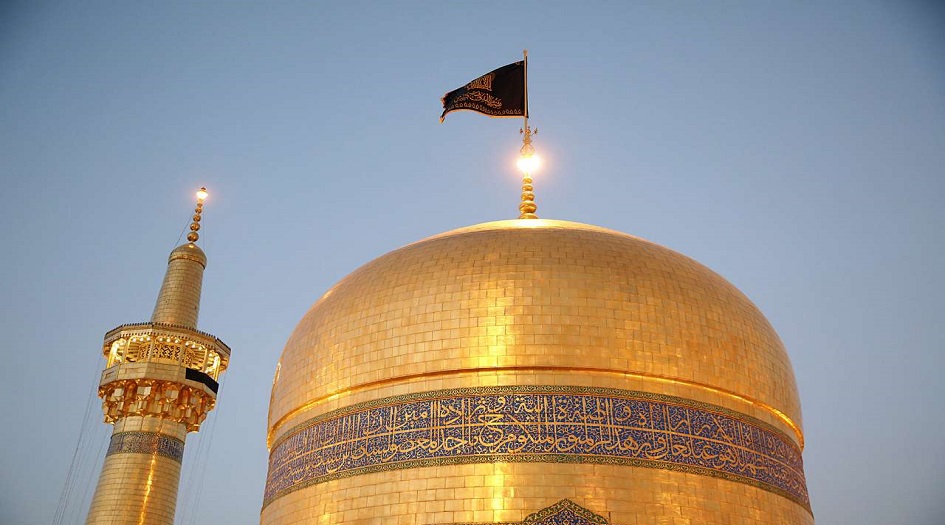 رفع راية الحزن والحداد على العتبة الرضوية المقدسة+ صورة