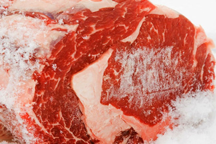 إليكم طريقة مذهلة لإذابة الجليد عن اللحم المجمد بدون أن يتلف