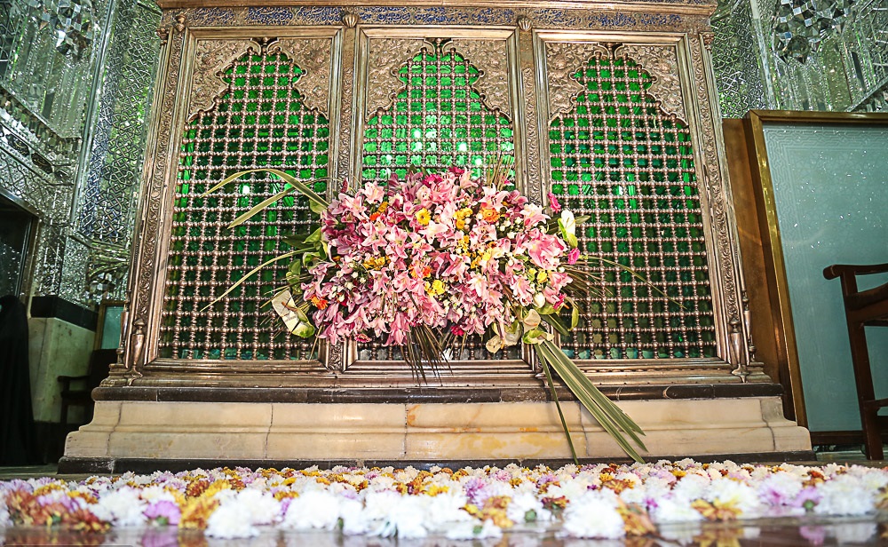 گل آرايي حرم حضرت عبدالعظيم(ع) در سالگرد ولادت ايشان +عكس
