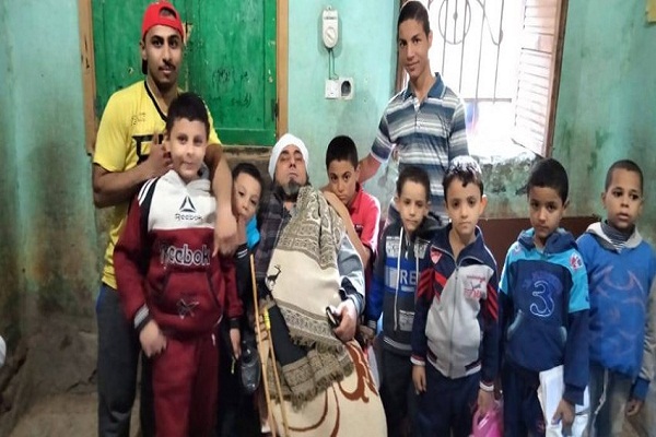 "إبراهيم مروان"... هالة نورانية تحيط أطفال المنيا المصرية بالقرآن