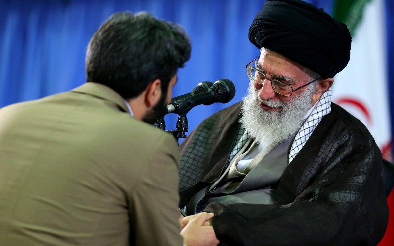 ما الذي يجعل الامام الخامنئي يولي اهتماماً خاصّاً بالطلّاب الجامعيّين والجامعات؟