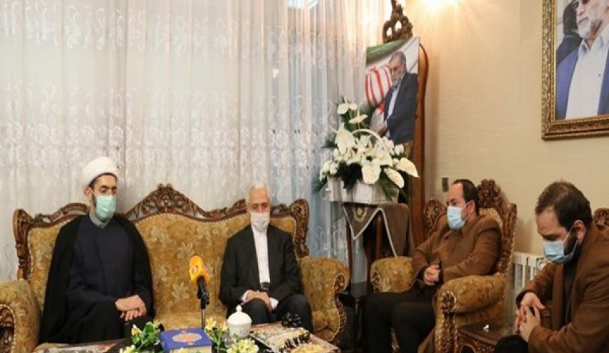 ممثل قائد الثورة بالجامعات ووزير العلوم يزوران اسرة الشهيد فخري زادة