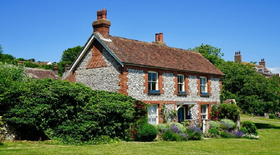 عائلة بريطانية تكتشف "غرفة سرية" بمنزلهم تحوي "كنوزا"