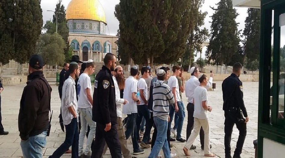 عشرات المستوطنين يواصلون اقتحام باحات الأقصى