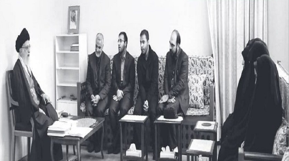 صورة تنشر لأول مرة للقاء خاص بين قائد الثورة والشهيد سليماني وعائلته