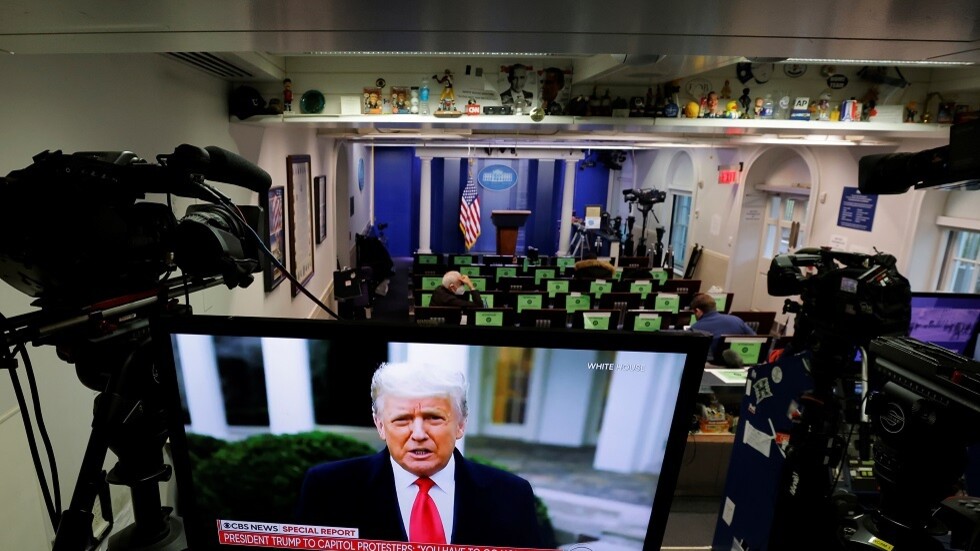 "تويتر" تغلق حساب ترامب 12 ساعة وتهدد بتعليقه الدائم