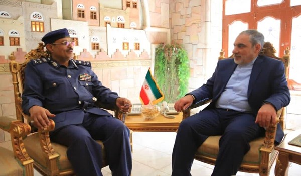 حضور السفير الإيراني في اليمن كسر الحظر الدبلوماسي الذي فرضته السعودية