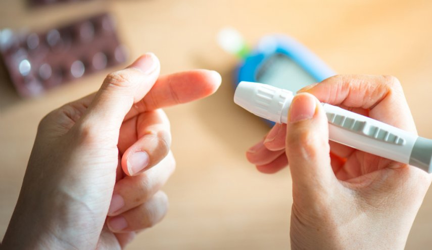 تطوير أول جهاز بالعالم يراقب نسبة السكر في الدم باستمرار