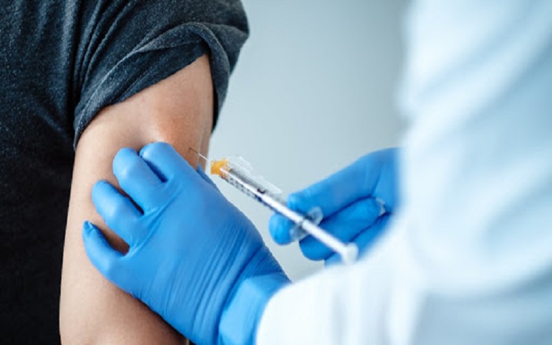تقارير تكشف الآثار الجانبية للتطعيم بلقاحي "فايزر/بيونتيك" و"موديرنا"