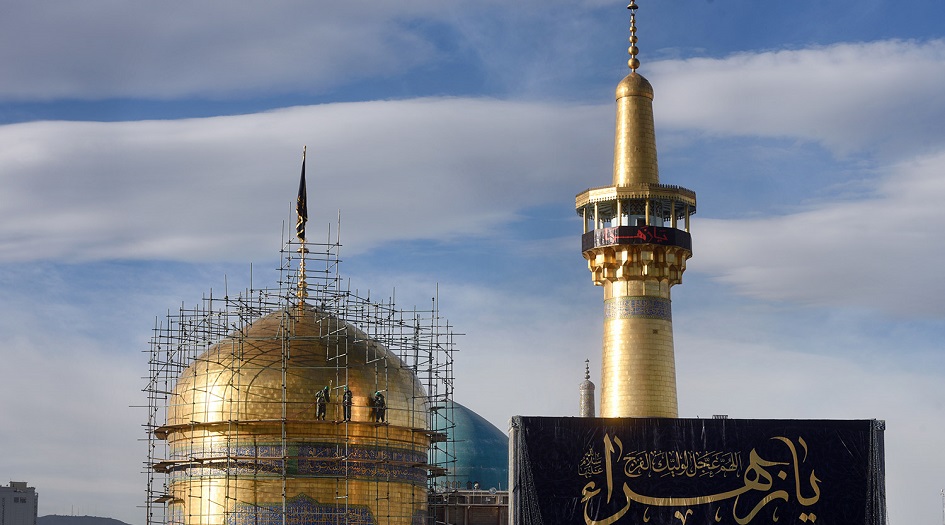 بالصور.. عمليات تلميع القبة الشريفة للحرم الرضوي الطاهر