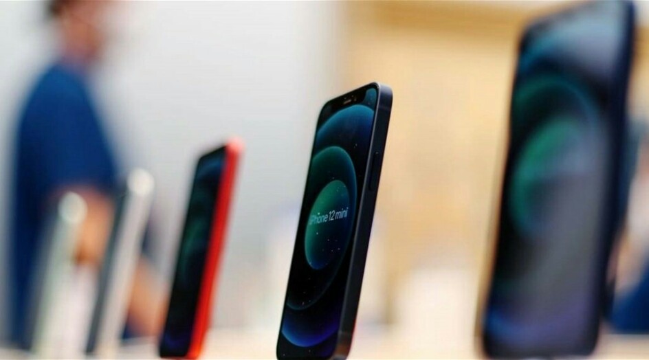 تحذير خطير من آبل لأصحاب هواتف "آيفون 12"... السبب صحيّ!