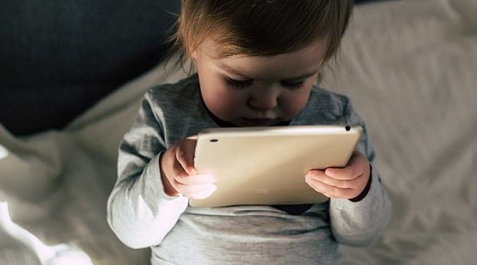 ما تأثيرات شاشات اللمس على الأطفال؟