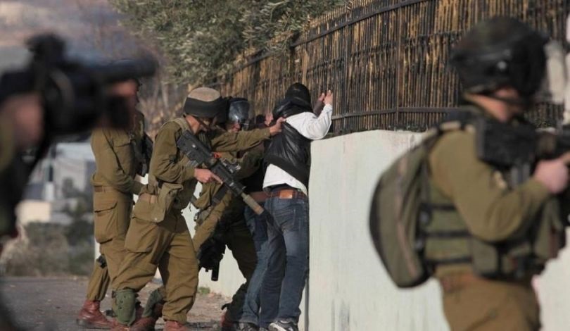 قوات الاحتلال تعتقل 14 مواطنا في عملية دهم