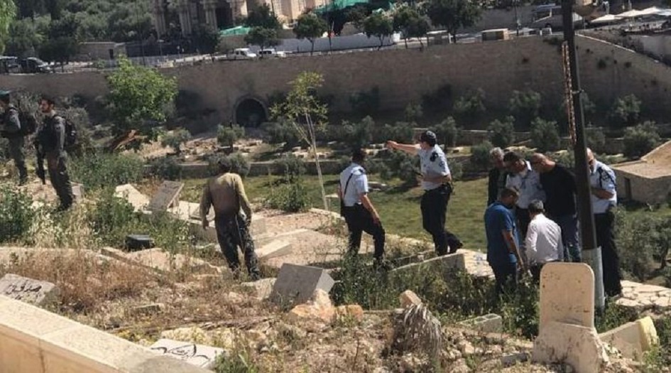 مستوطنون يقتحمون مقبرة باب الرحمة ويؤدون طقوسا قرب باب الأسباط