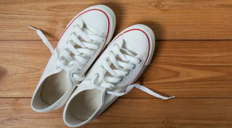 بدقيقة واحدة .. طريقة سحرية لتنظيف الحذاء الأبيض