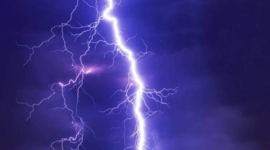 الكشف عن سبب إصابة البرق لأماكن معينة