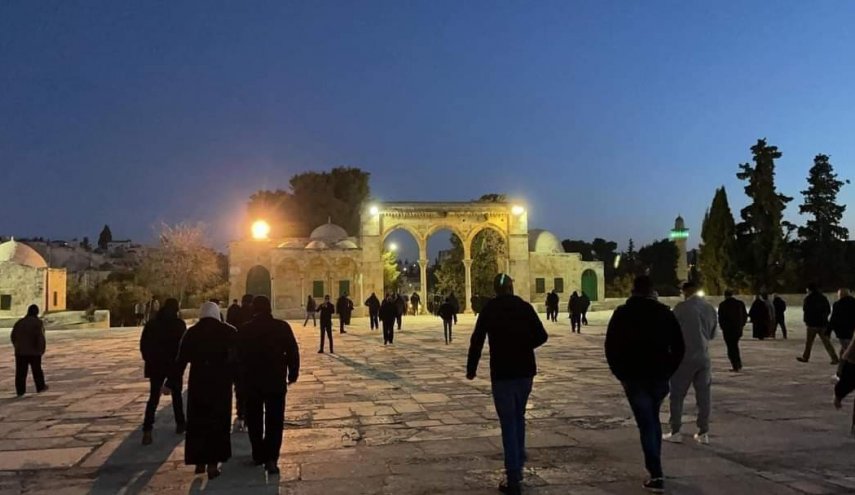 المصلون يلبون نداء الفجر العظيم بالاقصى