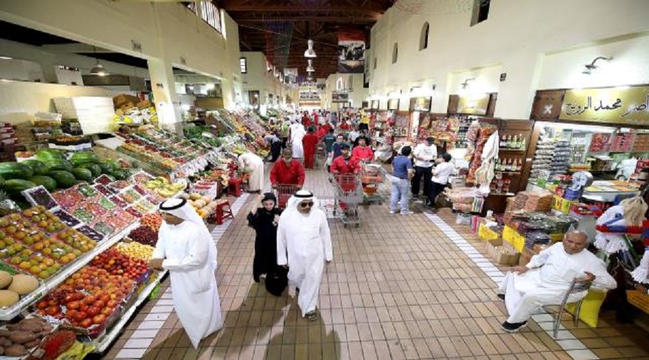 بعد الاعلان عن حظر التجول ... الأسواق الكويتية تشهد إزدحاما