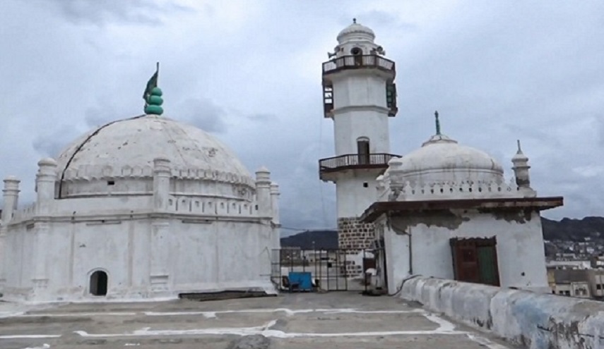 "مسجد العيدروس" في عدن.. معلم يمني مهدد بالانهيار + صور
