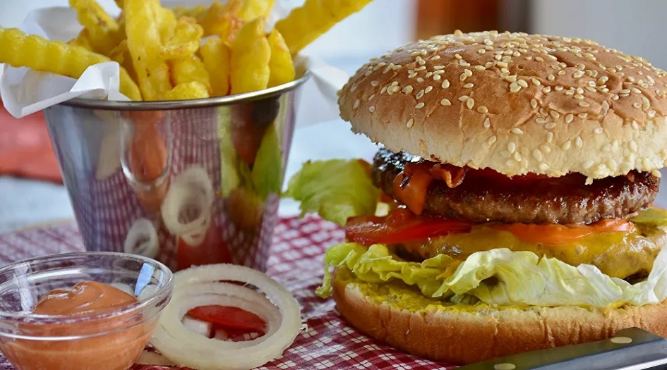 تصيب بالنوبات القلبية... دراسة تحذر من مخاطر الوجبات السريعة