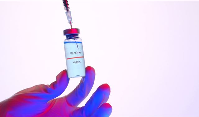 بعد وقف التطعيم به.. دولة "تبيع لقاحاتها المتبقية"