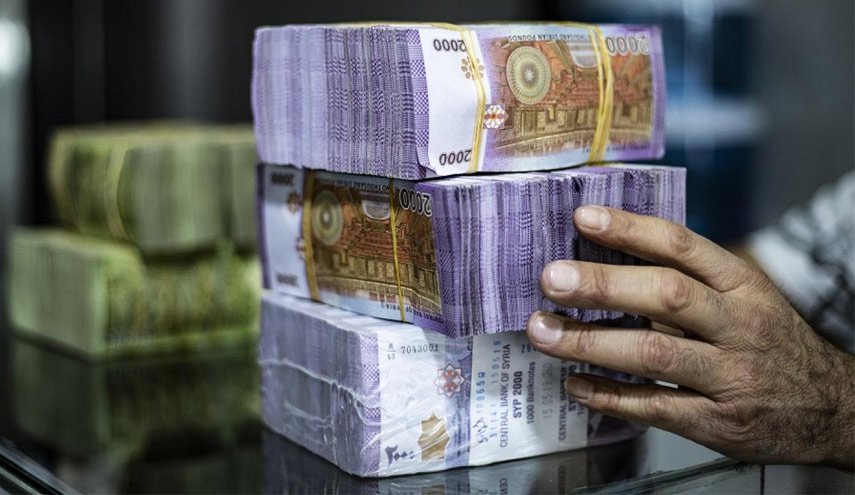 خبير يكشف سبب تحسن الليرة السورية أمام الدولار