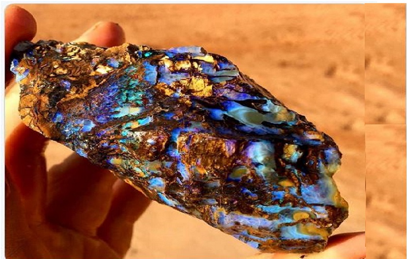 العثور على حجر نادر أغلى بـ500 مرة من الذهب.. شاهد الصورة