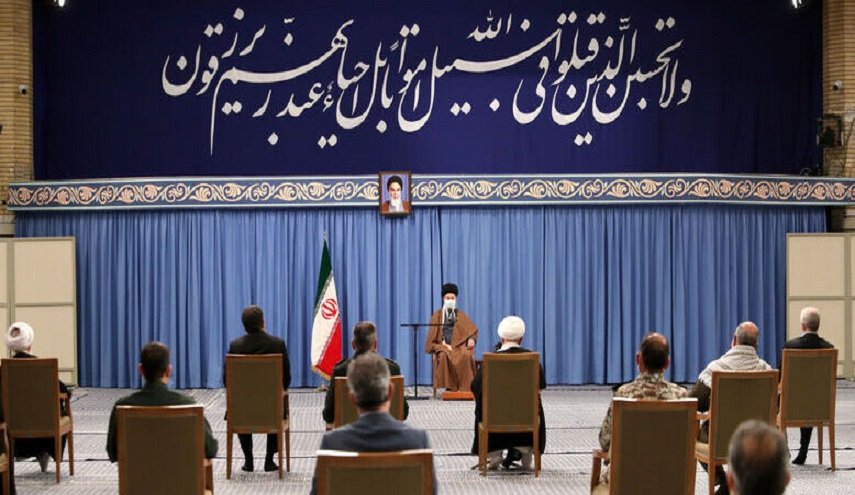 قائد الثورة الاسلامية يحذر من تأثير العدو على شريحة الشباب