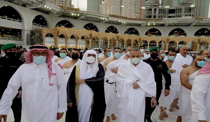 الكاظمي والوفد المرافق له يؤدون مناسك العمرة