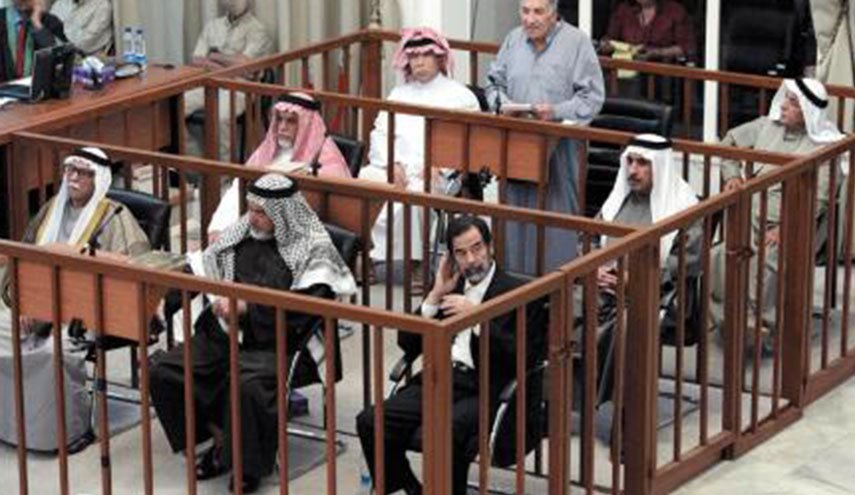 شاهد... صورة كبيرة لصدام في مجلس عزاء قاض حاكمه 