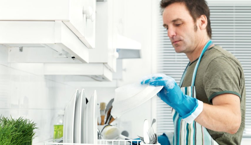 مشاركة الرجل بأعمال المنزل ممكن ان تقيه من الزهايمر