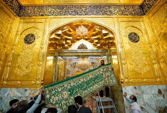 نصب پرده‌های دوخته شده در ایوان‌های مطلای حرم حضرت عباس