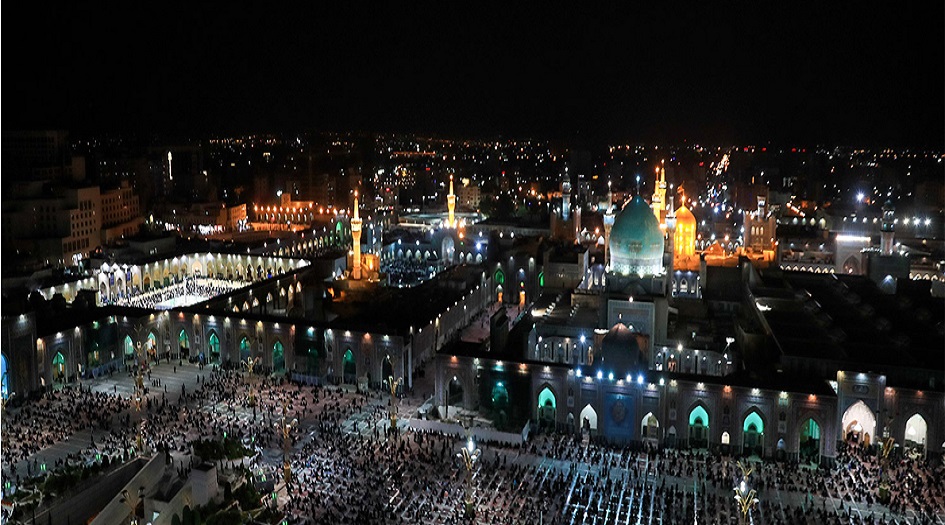 شاهد..زوار العتبة الرضوية يحيون ليلة القدر الاولى من شهر رمضان المبارك